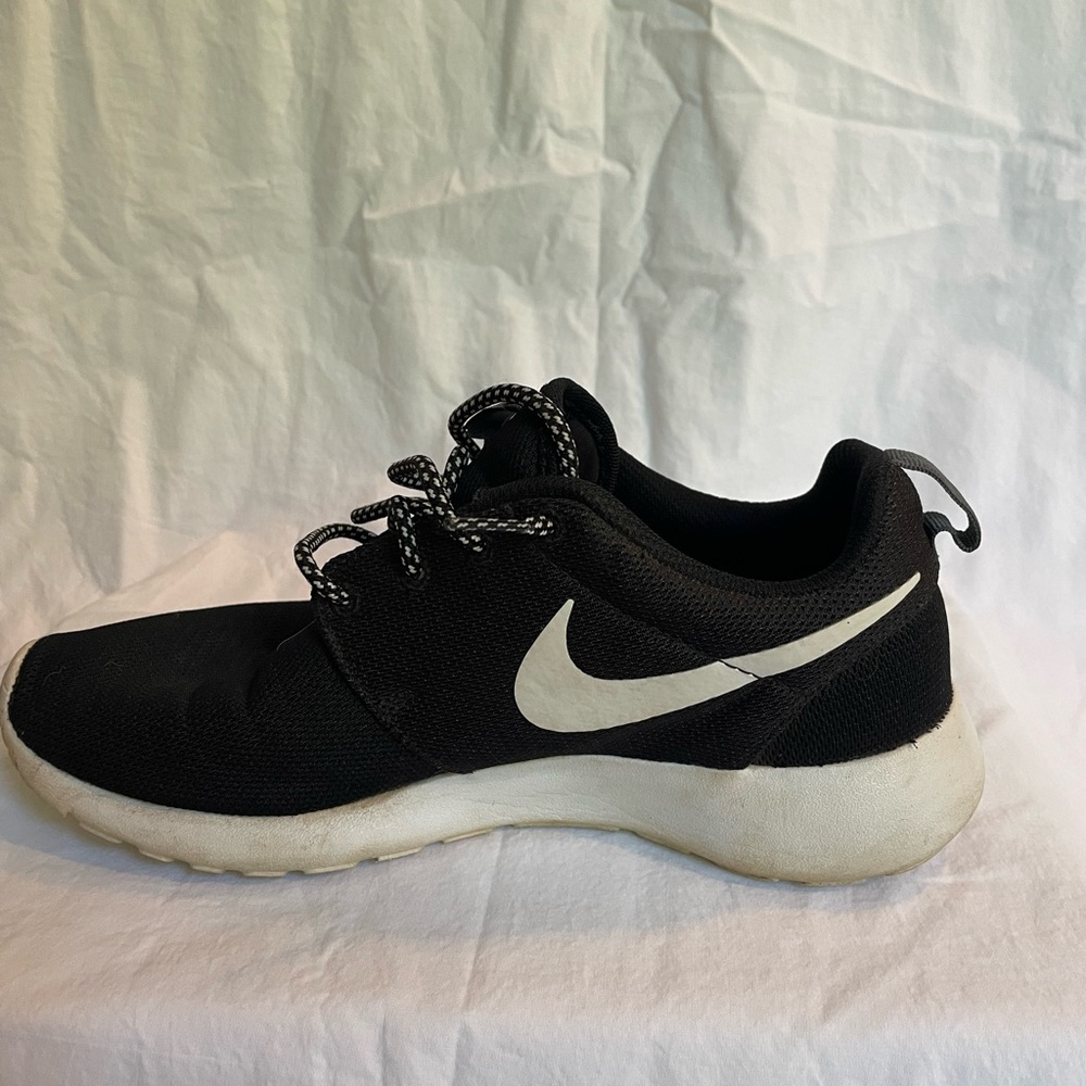 Women’s Nike sneakers 8.5 black
